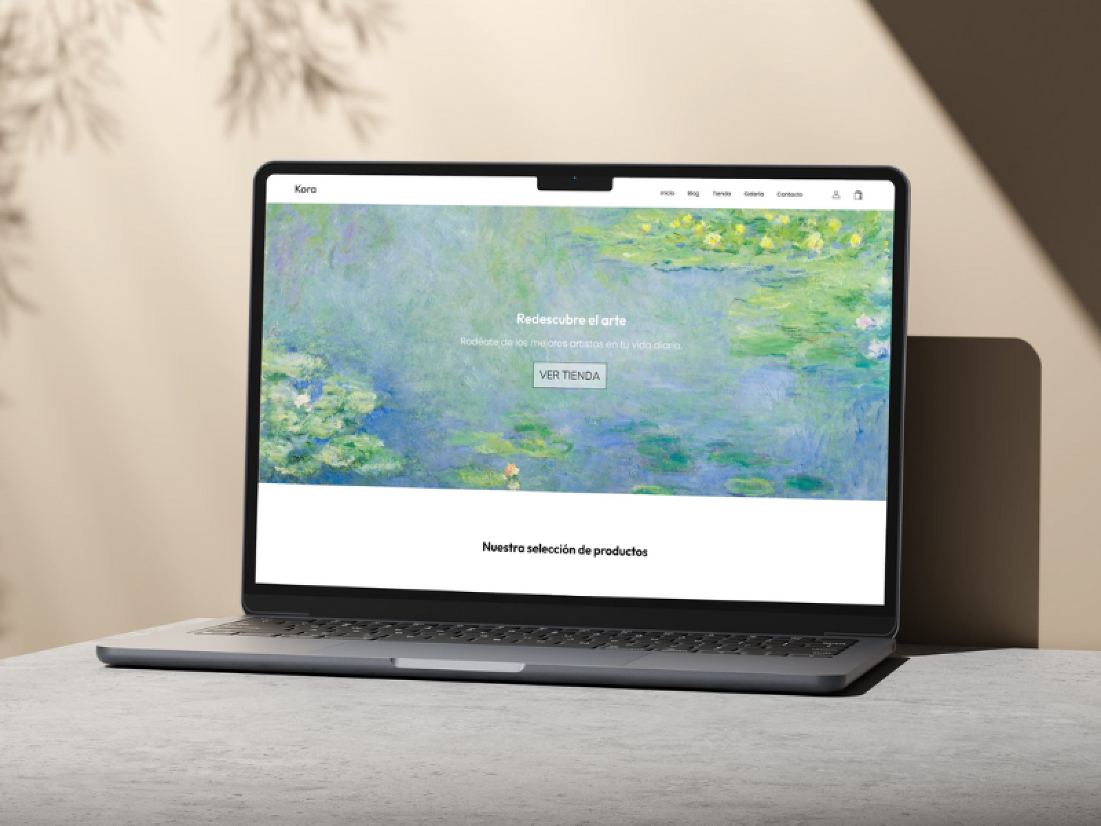 Maquetación en portátil de la interfaz del proyecto Kora, tienda e-commerce de artículos de arte creada con Wordpress